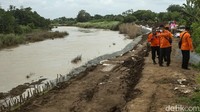 Musim hujan membuat debit air di Sungai Citarum meningkat drastis, warga yang tinggal di bibir tanggul sangat khawatir.