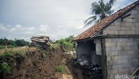 Tanggul Citarum Yang Longsor Timpa Rumah Warga Ditutup Karung Isi Tanah