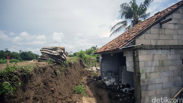 Tanggul Sungai Citarum di Desa Lenggah Jaya, Cabangbungin, Kabupaten Bekasi, longsor. Begini kondisinya.