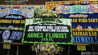 Karangan bunga berisi ungkapan belasungkawa tampak menghiasi rumah duka Mbah Carik.