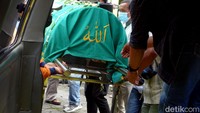 Mbah Wiro pun dimakamkan di Makam Mayang Sekar. Peristirahatan terakhirnya tepat di samping mendiang suaminya.