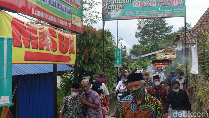 Penerus kuliner Jadah Tempe Mbah Carik, Sudimah Wiro Sartono, tutup usia. Pelayat pun berdatangan ke rumah duka Mbah Carik di Kaliurang, Sleman.