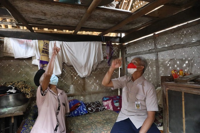 Berkunjung ke Kebumen, Ganjar Beri Bantuan Perbaikan Rumah-Sembako