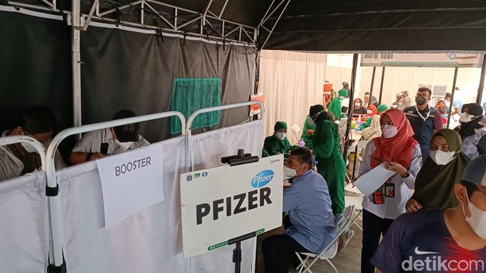 Booster vaksin Vaksinasi booster di Puskesmas Kecamatan Kramat Jati.