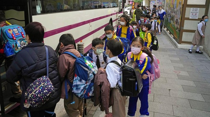 Cegah Omicron, TK-SD di Hong Kong Ditutup Hong Kong akan menghentikan kegiatan belajar tatap muka di TK dan SD imbas varian Omicron. Penutupan akan dilakukan setidaknya hingga liburan Tahun Baru Imlek.
