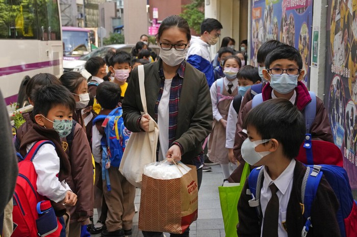 Hong Kong akan menghentikan kegiatan belajar tatap muka di TK dan SD imbas varian Omicron. Penutupan akan dilakukan setidaknya hingga liburan Tahun Baru Imlek.