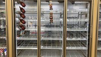 Lonjakan kasus COVID-19 serta cuaca buruk disinyalir menjadi penyebab sejumlah bahan makanan langka di beberapa supermarket AS. AP Photo/Parker Purifoy.