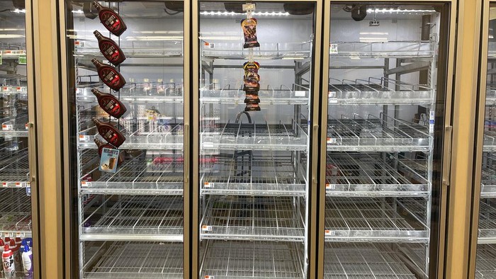 Corona Melonjak Gila-gilaan, Bahan Makanan di Supermarket AS Ludes Etalase di sejumlah supermaket AS tampak kosong dari bahan makanan. Warga pun kesulitan mendapat bahan makanan imbas lonjakan kasus COVID-19 dan cuaca buruk.