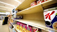 Melansir AP, kelangkaan bahan makanan ini salah satunya dipicu oleh pandemi yang belum mereda dan diperparah dengan Omicron. Akibatnya, orang-orang Amerika memilih untuk mengurangi aktivitas di luar rumah dan menyetok bahan makanan. AP Photo/Gene J. Puskar.