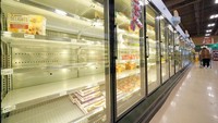 Seorang pembeli berjalan melewati pendingin makanan beku yang sebagian kosong di sebuah toko yang berada di Cranberry Township, Pa., Amerika Serikat, Selasa (11/1/2022) waktu setempat. AP Photo/Gene J. Puskar.