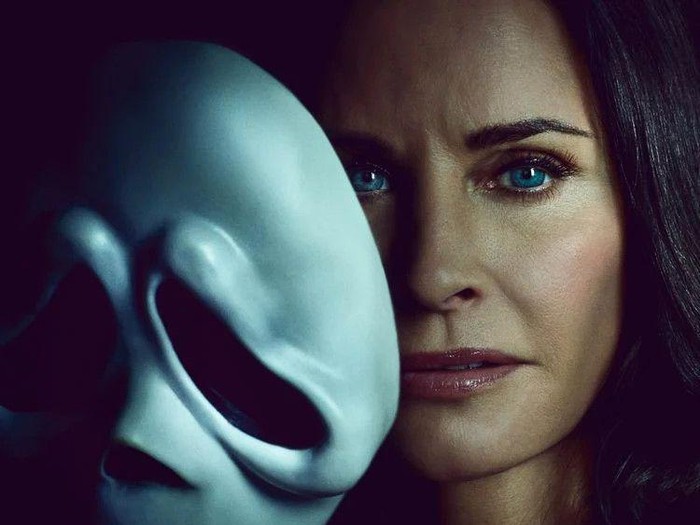 Courteney Cox kembali memerankan Gale Weathers di Scream (2022).