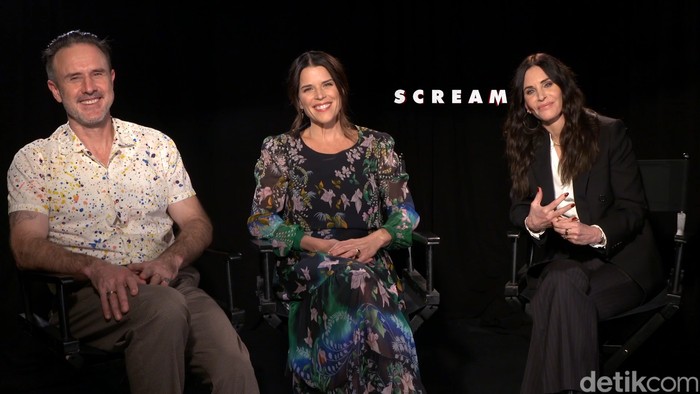 Diundang oleh UIP Movies Indonesia, detikcom berkesempatan berbincang dengan aktor Scream (2020) Neve Campbell, Courteney Cox, dan David Arquette.