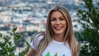 Selain itu Crystal juga mulai menjual kaos dan merchandise. Dok. Instagram