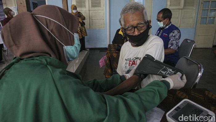 Vaksin booster COVID-19 mulai diberikan kepada para lansia di Sleman, Yogyakarta. Ratusan dosis vaksin booster tersebut diberikan secara gratis.