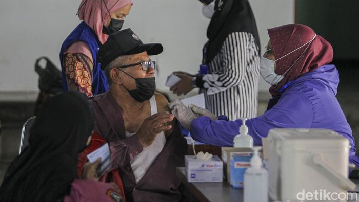 Vaksin booster COVID-19 mulai diberikan kepada para lansia di Sleman, Yogyakarta. Ratusan dosis vaksin booster tersebut diberikan secara gratis.