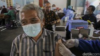 Vaksinator menyuntikan vaksin booster kepada warga lansia di Kalurahan Sardonoharjo, Ngaglik, Sleman, Yogyakarta, Rabu (12/1/2022).