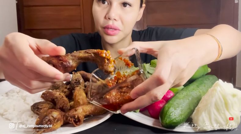 DJ Katty Butterfly Mukbang Kepala Ayam Tapi Ketakutan.