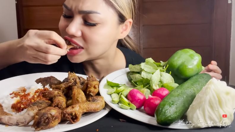 DJ Katty Butterfly Mukbang Kepala Ayam Tapi Ketakutan.