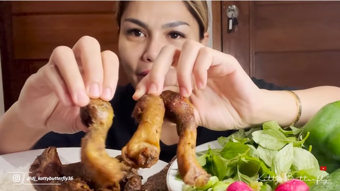 DJ Katty Butterfly Mukbang Kepala Ayam Tapi Ketakutan.