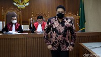 Hakim menyebut AKP Robin dan Maskur selalu bersama-sama ketika menerima suap. Uang yang diterima dibagi dua.