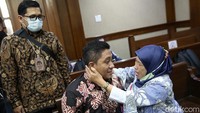 Robin dan Maskur Husain bersalah melanggar Pasal 12 huruf a juncto Pasal 18 Undang-Undang Nomor 31 Tahun 1999 tentang Pemberantasan Tindak Pidana Korupsi sebagaimana telah diubah dengan Undang-Undang Nomor 20 Tahun 2001 tentang Pemberantasan Tindak Pidana Korupsi juncto Pasal 55 ayat (1) ke-1 dan Pasal 65 ayat (1) KUHP.