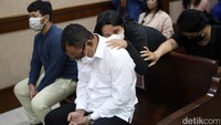  Diketahui, vonis ini lebih ringan dibanding tuntutan jaksa. Sebelumnya jaksa menuntut Robin 12 tahun penjara, sedangkan Maskur Husain 10 tahun penjara.