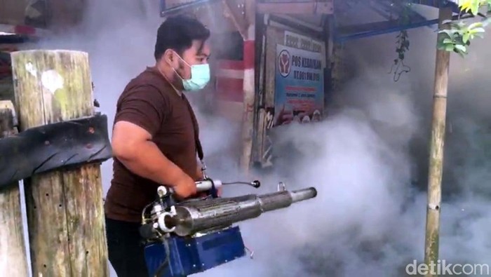 Fogging dilakukan di permukiman warga Sukabumi.