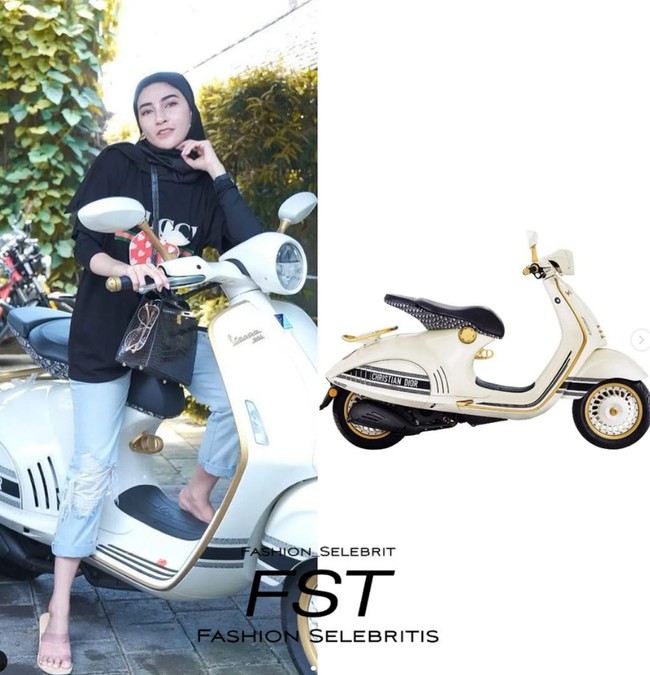 Shandy mengendarai Vespa Dior ini saat datang ke restoran barunya. FVespa 946 Christian Dior yang dipakai Shandy memiliki desain elegan bernuansa cream dan putih. Dan jok terbuat dari kulit asli warna biru dongker. Harganya membuat warganet terkejut. Akun Instagram @fashion_selebriti, mengungkapkan harga vespa mahal milik Shandy mencapai Rp 315.876.000 di situs luar negeri. Masuk di Indonesia harganya Rp 900 juta - Rp 1 M, tulis akun @fashion_selebrit. oto: Dok. Instagram @fashion_selebrit.