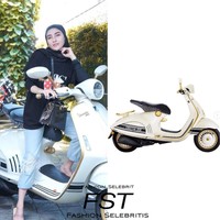 Shandy mengendarai Vespa Dior ini saat datang ke restoran barunya. FVespa 946 Christian Dior yang dipakai Shandy memiliki desain elegan bernuansa cream dan putih. Dan jok terbuat dari kulit asli warna biru dongker. Harganya membuat warganet terkejut. Akun Instagram @fashion_selebriti, mengungkapkan harga vespa mahal milik Shandy mencapai Rp 315.876.000 di situs luar negeri. Masuk di Indonesia harganya Rp 900 juta - Rp 1 M, tulis akun @fashion_selebrit. oto: Dok. Instagram @fashion_selebrit.