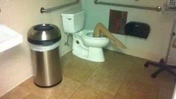 Ketika membuka toilet melihat ada kaki. Foto: Twitter.com/cursedimage