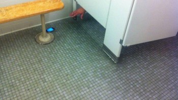 Apa reaksi kamu ketika hendak ke toilet dan melihat ada penampakan tangan ini? Foto: Twitter.com/cursedimage