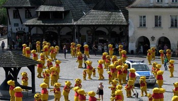 Bayangkan Anda berada di tengah Winnie The Pooh. Foto: Twitter.com/cursedimage
