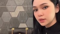 Penampilan glamor juga seringkali ditunjukkan oleh Wela saat sedang menyambangi restoran. Mengenakan pakaian hitam dan tas dengan perpaduan warna hitam dan emas, Wela memesan nasi dan beberapa lauk. Foto: Instagram/welaarista