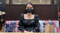Wela juga beberapa kali berfoto dengan mengenakan pakian berwarna hitam. Duduk di sebuah sofa restoran yang warna-warni, dirinya tampak mencolok. Foto: Instagram/welaarista