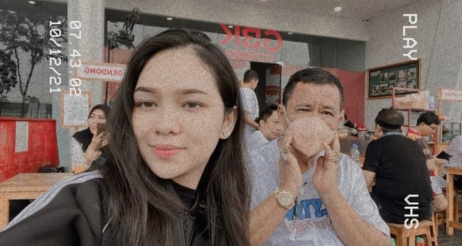 Wela Arista menambah daftar panjang wanita cantik yang jadi aspri Hotman Paris. Ia kerap kali menemani pengacara sekaligus pengusaha berdarah Batak itu dalam beberapa agenda. Selain jadi aspri, Wela juga berprofesi sebagai pramugari. Foto: Instagram/welaarista