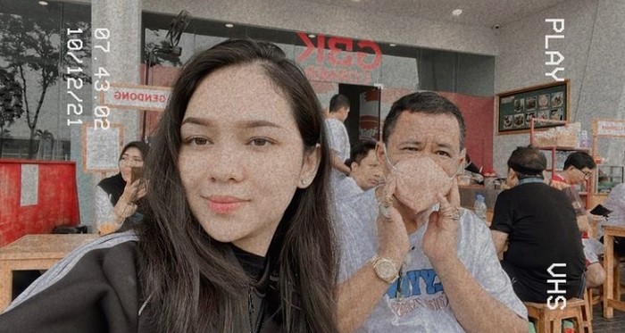 Wela Arista, Pramugari Cantik Aspri Hotman Paris yang Hobi Kulineran