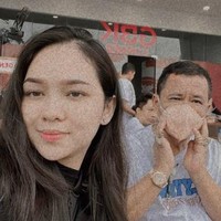 Wela Arista menambah daftar panjang wanita cantik yang jadi aspri Hotman Paris. Ia kerap kali menemani pengacara sekaligus pengusaha berdarah Batak itu dalam beberapa agenda. Selain jadi aspri, Wela juga berprofesi sebagai pramugari. Foto: Instagram/welaarista