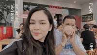 Sebagai salah satu asisten pribadinya, Wela juga kerap kali menemani Hotman Paris. Makan di kawasan Gelora Bung Karno (GBK) keduanya terlihat begitu menikmati suasana. Foto: Instagram/welaarista