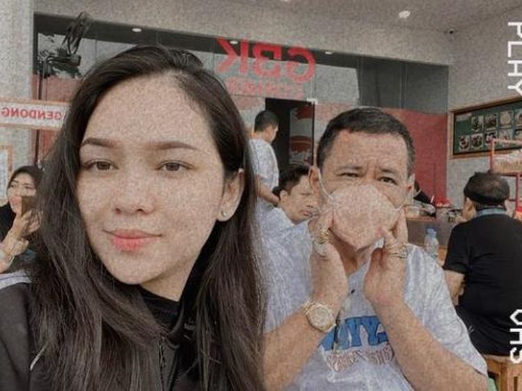 Wela Arista, Aspri Hotman Paris yang Doyan Kulineran