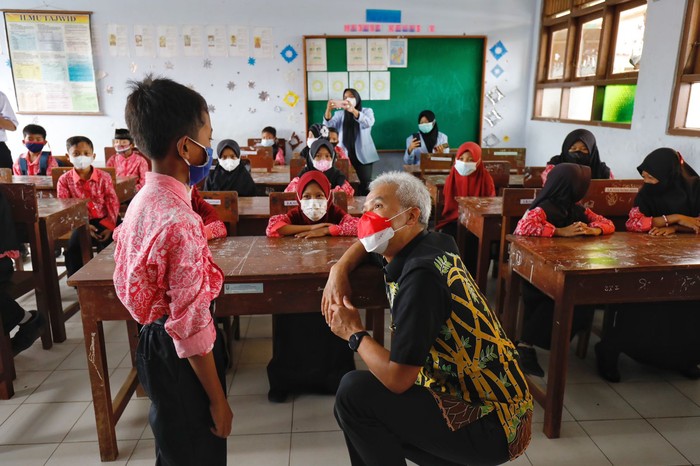 Ganjar Tinjau PTM dan Vaksinasi Anak di Kebumen