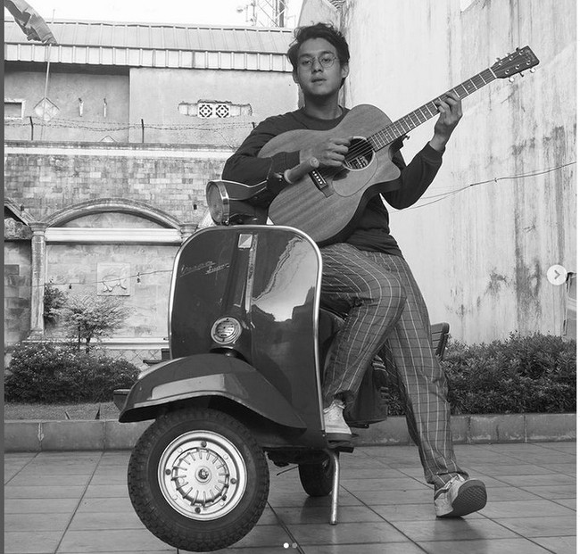 Eksis di dunia hiburan sejak 2017, Ardhito Pramono muncul dengan gaya uniknya. Busana bergaya vintage kerap menjadi andalan penyanyi sekaligus aktor ini. (Foto: Instagram/@ardhitopramono)