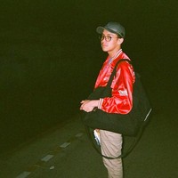 Sesekali ia tampil beda dengan look bernuansa street-style. Untuk itu, ia memakai varsity jacket berwarna merah mencolok. (Foto: Instagram/@ardhitopramono)