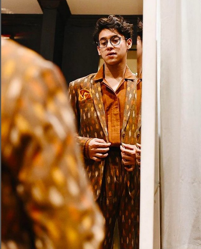 Nuansa vintage juga tetap dihadirkan Ardhito saat memakai busana berbahan wastra. Seperti setelan tenun yang membungkus tubuhnya ini. (Foto: Instagram/@ardhitopramono)