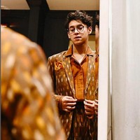 Nuansa vintage juga tetap dihadirkan Ardhito saat memakai busana berbahan wastra. Seperti setelan tenun yang membungkus tubuhnya ini. (Foto: Instagram/@ardhitopramono)