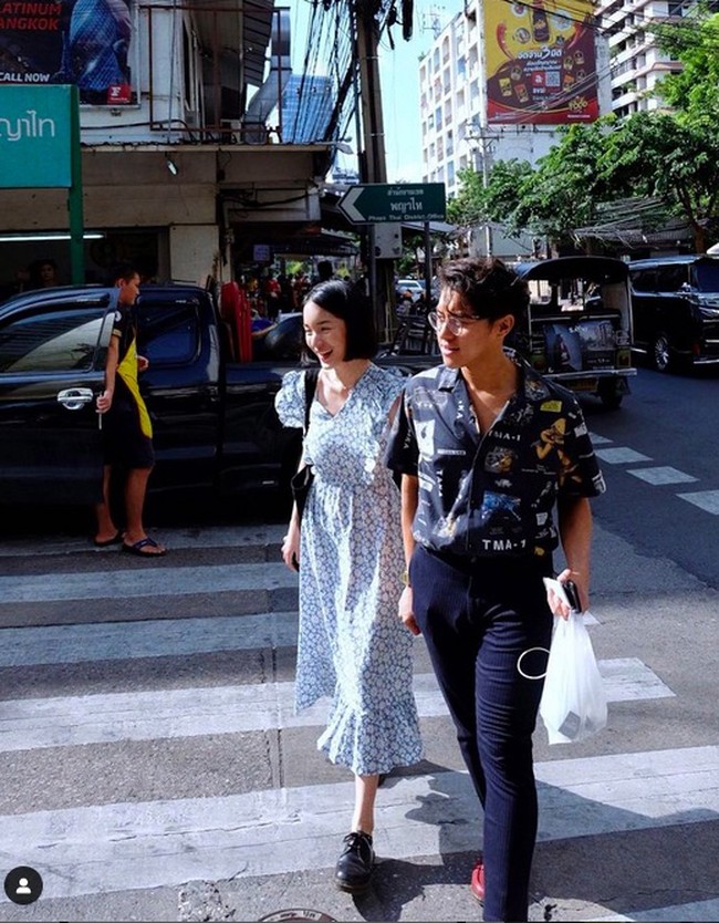 Jalan-jalan ke Thailand pun, Ardhito Pramono tetap eksis dengan kemeja printed bergaya vintage. (Foto: Instagram/@ardhitopramono)