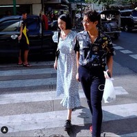 Jalan-jalan ke Thailand pun, Ardhito Pramono tetap eksis dengan kemeja printed bergaya vintage. (Foto: Instagram/@ardhitopramono)