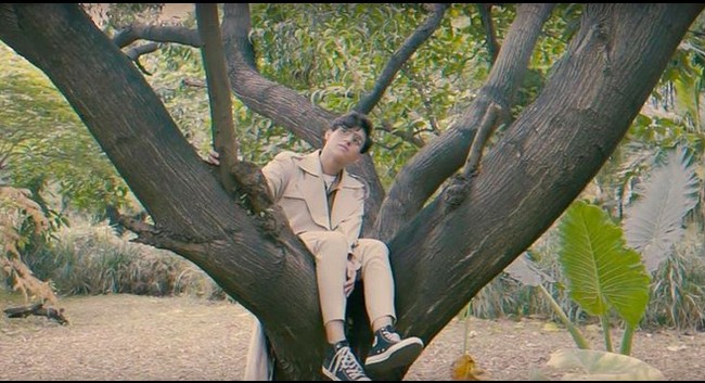 Sebuah unggahan memperlihatkan pelantun I Just Couldnt Save You Tonight ini OOTD dengan setelan safari berwarna khaki yang old-school. Sepasang Converse bargaya klasik tetap mengakomodasi spirit anak mudanya. (Foto: Instagram/@ardhitopramono)