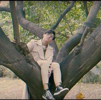 Sebuah unggahan memperlihatkan pelantun I Just Couldnt Save You Tonight ini OOTD dengan setelan safari berwarna khaki yang old-school. Sepasang Converse bargaya klasik tetap mengakomodasi spirit anak mudanya. (Foto: Instagram/@ardhitopramono)