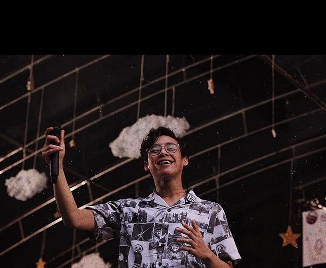 Ardhito Pramono suka bergaya vintage baik saat beraksi di panggung maupun beraktivitas sehari-hari. (Foto: Instagram/@ardhitopramono)