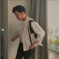 Seperti diberitakan seblumnya, Ardhito Pramono ditangkap polisi karena penyalahgunaan narkoba. Ia diamankan di kediamannya kawasan Jakarta Timur. Saat dites urine, Ardhito Pramono positif ganja. Hasil awal cek urine yang kita lakukan yang bersangkutan positif, kata Kapolres Metro Jakarta Barat, Kombes Ady Wibowo, seperti dikutip detikNews, Rabu (12/1/2022). (Foto: Instagram/@ardhitopramono)